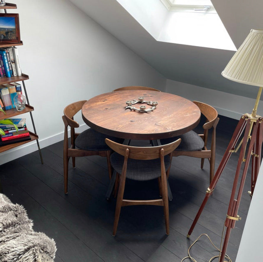 Minimalist Round Dining Table with Hairpin Legs